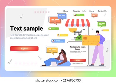 personas que eligen artículos en la pantalla del smartphone en la aplicación móvil compra en línea concepto de ecommerce de marketing digital