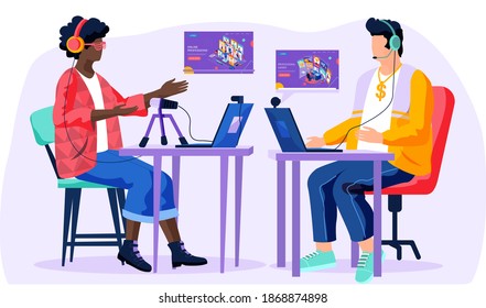 La gente se comunica a través de podcasts y webinars. Hombres en estudio de grabación sentados en una mesa con laptops. Tecnología de Internet, personajes hablando en el micrófono, chicos hablando a distancia