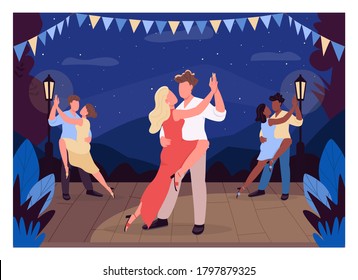 La gente baila en la ilustración vectorial de color plano escénico. Las parejas realizan tango. Programa de animación nocturno. Actividad de fecha divertida. Personajes de dibujos animados bailarines 2D con paisaje nocturno en segundo plano