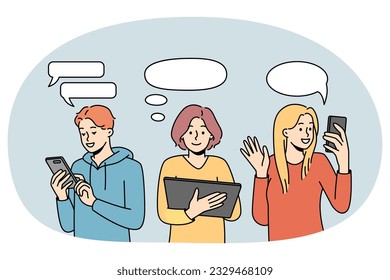 Las personas con dispositivos se comunican en línea. Usuarios con gadgets modernos hablan y envían mensajes en la web. Concepto de comunicación distante. Ilustración vectorial.