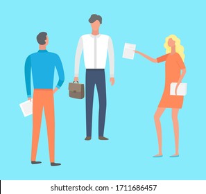 Trabajo de discusión de la gente, retrato de trabajadores y visión trasera, hombres y mujeres sosteniendo papeles y bolsos. Estrategia de trabajo en equipo e informe en papel, vector de estilo plano
