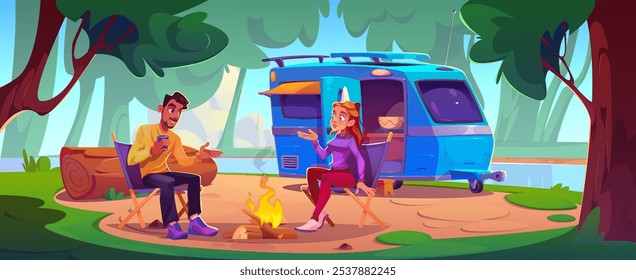 As pessoas desfrutam de recreação ao ar livre perto de motorhome azul na floresta com árvores exuberantes na margem do lago ou rio. Amigos ou casal sentam-se ao redor da fogueira discutindo aventura. Os viajantes relaxam em cadeiras portáteis.