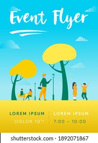 Gente disfrutando de la floración de los cerezos en el parque. Niños y adultos caminan por los adorables sakura con flores rosas. Ilustración vectorial para primavera, hanami, naturaleza, concepto de ocio