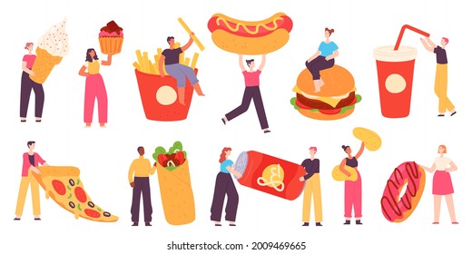 Gente con comida rápida. Pequeños personajes sostienen pizzas, hamburguesas, perritos calientes, refrescos, papas fritas y postre dulce. Vector de comida callejera plana. Ilustración de un hombre sosteniendo comida rápida basura, pizza y perro caliente