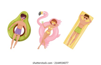 La gente flotando en colchones de aire en la piscina. Vista superior de la gente relajada tomando el sol sobre la inflable ilustración vectorial de aguacate y flamingo