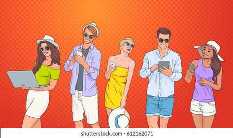 Menschen verwenden Smartphone-Tablet Laptop-Computer-Chatting online über Pop Art-bunte Retro-Hintergrund Vektorgrafik