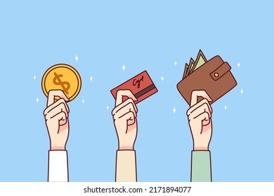 Personas que tienen monedas, billetes y tarjetas de crédito. Manos con diferentes métodos de pago. Banca e inversión. Ilustración vectorial. 