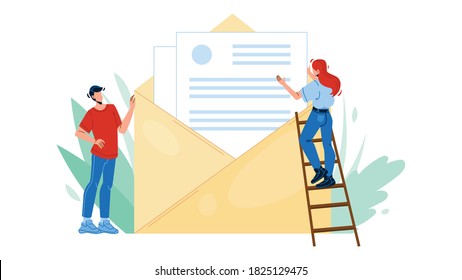 Personen, die E-Mail-Nachrichten-Vektorgrafik öffnen und lesen. Junge Männer und Frauen öffnen und lesen elektronische Mail-Nachricht. Zeichen mit Bild-Social-Internet-Kommunikation Flachbild-Cartoon-Illustration