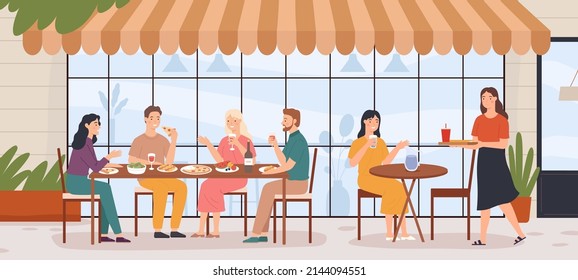 Personas en un café al aire libre. Hombre y mujer sentados en mesas en la calle de la ciudad contra fachadas de construcción. Personajes comiendo pizza, perritos calientes, fruta y vino en el restaurante. Vector de reposo de amigos