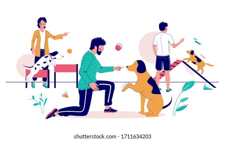 Gente jugando con mascotas de perro, entrenándolas en el patio de juegos, ilustración plana vectorial. Entrenadores, dueños de mascotas enseñando a sus cachorros órdenes básicas en el parque de la ciudad usando equipos de juego de perros.