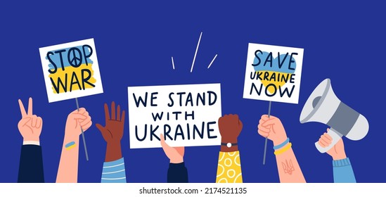 Menschen, die gegen den Krieg in der Ukraine protestieren. Hände, die Plakate mit Anti-Kriegs-Slogans halten. Demonstranten, Krieg, retten die Ukraine. Vektorflache Illustration.