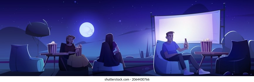 La gente se relaja en el cine al aire libre durante el verano nocturno. Hombres y mujeres sentados en el cine al aire libre en sillas de bolso con cerveza y película de pop corn en pantalla gigante ilustración vectorial de dibujos animados