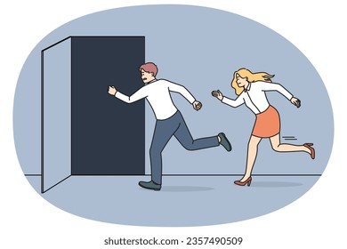 Gente corriendo a la puerta abierta llegando tarde a la oficina. Empresarios o empleados se apresuran a salir del lugar de trabajo el viernes. Ilustración vectorial.