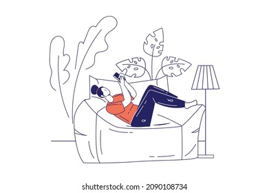 La gente se sienta en el concepto de gadgets en diseño de línea plana para banner web. Mujeres navegando en un smartphone tumbadas en un sofá o sillón, escena de gente moderna. Ilustración del vector en el estilo gráfico de contorno