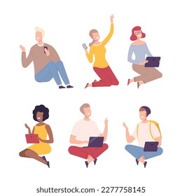 Gente sentada en el suelo usando dispositivos digitales. Caracteres masculinos y femeninos con diferentes dispositivos de ilustraciones vectoriales planas