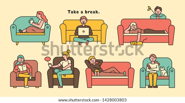 ソファーの上に座って休む人々 フラットデザインスタイルの最小ベクターイラスト のベクター画像素材 ロイヤリティフリー
