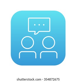 Las personas con cuadrante de habla sobre sus cabezas línea icono para web, móvil e infografía. Icono de blanco vector en el cuadrado de gradiente azul con esquinas redondeadas aisladas en fondo blanco.