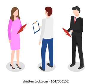 La gente se pone de pie y habla. Conversación de colegas en el cargo. Reunión de directores sobre finanzas y análisis de datos. Hombres y mujeres trabajan como analistas o financistas. Ilustración vectorial, isométrica
