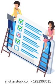 Personas que estudian la comprobación de cuestionario y la prueba de grado con laptop. El hombre consulta con la mujer y discute. Personajes de caricatura sentados cerca de una gran lista de verificación y resumiendo los resultados. Respuestas de estudio de compañeros