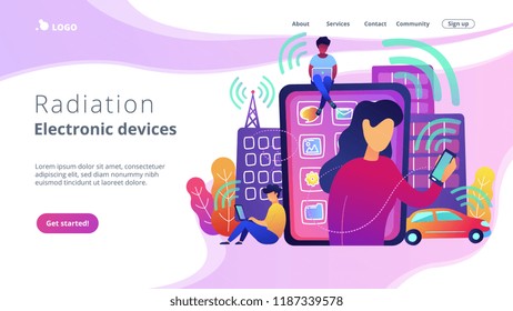 Personas que usan diferentes dispositivos electrónicos como smartphone, laptop, tablet. Campos de radio, contaminación electromagnética, concepto de radiación, paleta violeta. Ilustración vectorial sobre fondo blanco.