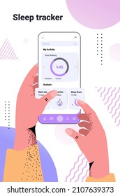 personas que utilizan el rastreador de aplicaciones de reloj inteligente electrónico en el concepto de control de calidad y cantidad de sueño