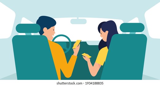 Personas que usan teléfonos móviles dentro del auto
