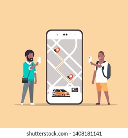 personas que usan camión de taxis en línea que comparten el concepto de aplicación móvil transporte servicios de transporte compartido aplicación dos hombres afroamericanos cerca de la pantalla del smartphone con gps map