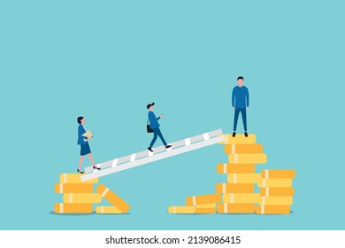 gente caminando de montones bajos a altos de monedas. El concepto de trabajo duro y una brecha entre ricos y pobres. empresario y empresaria