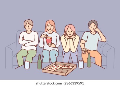 La gente ve películas aburridas sentadas en el sofá comiendo aperitivos durante la fiesta de pizza con amigos universitarios. Aburrido fin de semana estudiantil debido a la falta de comunicación y la falta de temas comunes de conversación