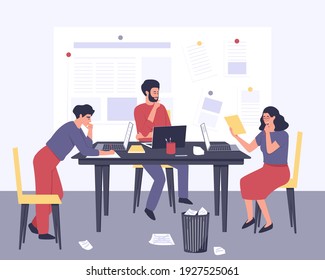 La gente trabaja en una gran mesa con laptops. El equipo creativo está ocupado con la lluvia de ideas. Trabajo de oficina de gente creativa. Ilustración vectorial plana.
