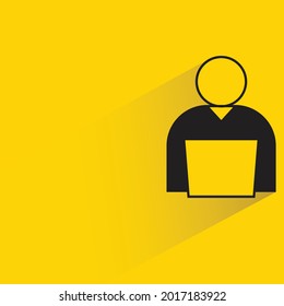 gente trabajando en el icono de lapotp sobre fondo amarillo