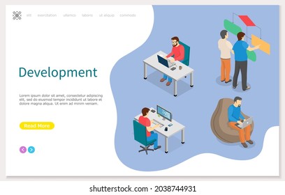 Gente trabajando en el desarrollo web en computadoras. Los empleados ocupados en los lugares de trabajo trabajan con la tecnología. Personajes de dibujos animados sobrecargados de trabajo sentados en los escritorios. Plantilla de página de inicio del sitio web para el desarrollo