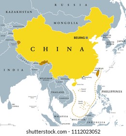 República Popular China, República Popular China, mapa político gris. Área controlada por China en color amarillo, y regiones alegadas pero no controladas mostradas en marrón. Etiquetado en inglés. Ilustración sobre blanco. Vector.