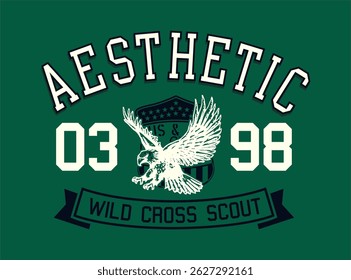  Perfeito para impressões de camisetas, moda streetwear e vestuário com tema universitário. Possui combinações de texto dinâmico como 'University', 'Super Brand', 'North Brand' e emblemas esportivos como capacetes, 