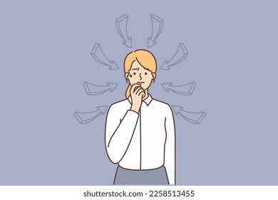 Verwirrtes Mädchen berührt Lippen Denken darüber, wie finanzielle Probleme, die durch Entlassungen bei der Arbeit entstanden. Die entmutigte Frau steht unter den Pfeilen, die Probleme und Probleme symbolisieren, die sich aufgebürdet haben 