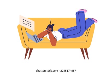 Persona con ordenador portátil en el sofá. Mujer negra tirada en el sofá, charlando en línea, leyendo un mensaje de internet, comunicando. Mujer independiente y PC. Ilustración vectorial plana aislada en fondo blanco