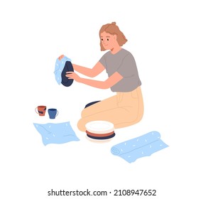 Persona empacando cosas frágiles para mudarse a un nuevo hogar. Mujer envolviendo vajilla de cerámica, platos roturables en papel. Concepto de preparaciones para la reubicación. Ilustración vectorial plana aislada en fondo blanco