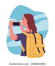 Person, die Fotos am Telefon macht. Frauen nehmen sich am Smartphone. Reisende und Touristen mit gelbem Rucksack. Erinnerungen an Ferien. Cartoon-FlachVektorgrafik einzeln auf weißem Hintergrund