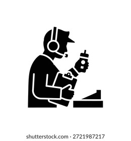Person mit Headset und Laptop
