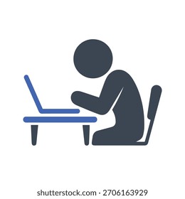 Person, die an einem Desktop-Computersymbol arbeitet