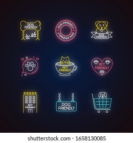 Pet-freundliche Embleme Neonlichtsymbole gesetzt. Vierbeinige Freunde erlaubten Territorien, Kätzchen und Hundefreunde willkommen öffentliche Plätze. Zeichen mit äußerer Glühwirkung. Vektorillustration einzeln auf RGB-Farbillustrationen