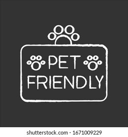 Un icono blanco tiza territorio amigable sobre fondo negro. Salón de cultivo, servicio de cuidado de animales domésticos. Área permitida para gatos y perros, zona de bienvenida. Ilustración aislada de cartón vectorial