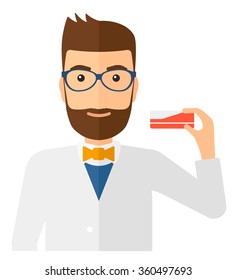 Farmacéutico mostrando algo de medecina.
