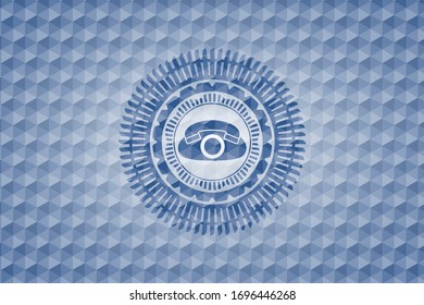 Telefonsymbol in blauem Emblem mit geometrischem Hintergrund.