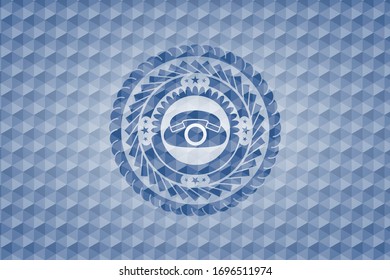 icono de teléfono dentro del emblema azul con fondo de patrón geométrico.