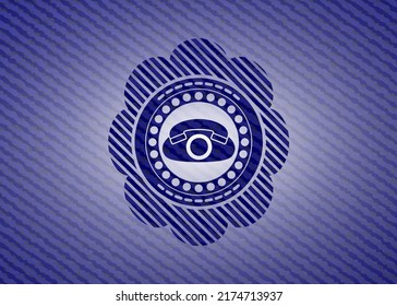 icono del teléfono dentro del emblema con fondo de alta calidad de jean. 
