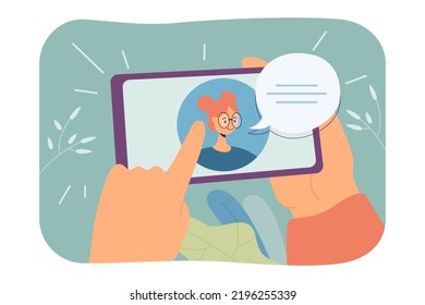 Teléfono con mensajero en su pantalla plana de ilustración vectorial. Los humanos conversan con una chica o un amigo en línea. Comunicación, medios sociales, concepto de internet para banner, diseño de sitios web o página web de aterrizaje