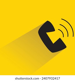 anillo de teléfono con sombra sobre fondo amarillo