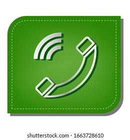 Ilustración de signo de teléfono. Icono de línea de gradiente plateado con sombra verde oscuro en hoja verde con parches ecológicos. Ilustración.
