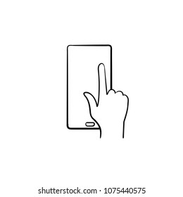 Icono de doodle dibujado a mano en pantalla táctil de teléfono. Dedo presionando el panel táctil del teléfono con la ilustración de esbozo del vector de imagen del libro para imprimir, móvil e infografías aisladas en fondo blanco.